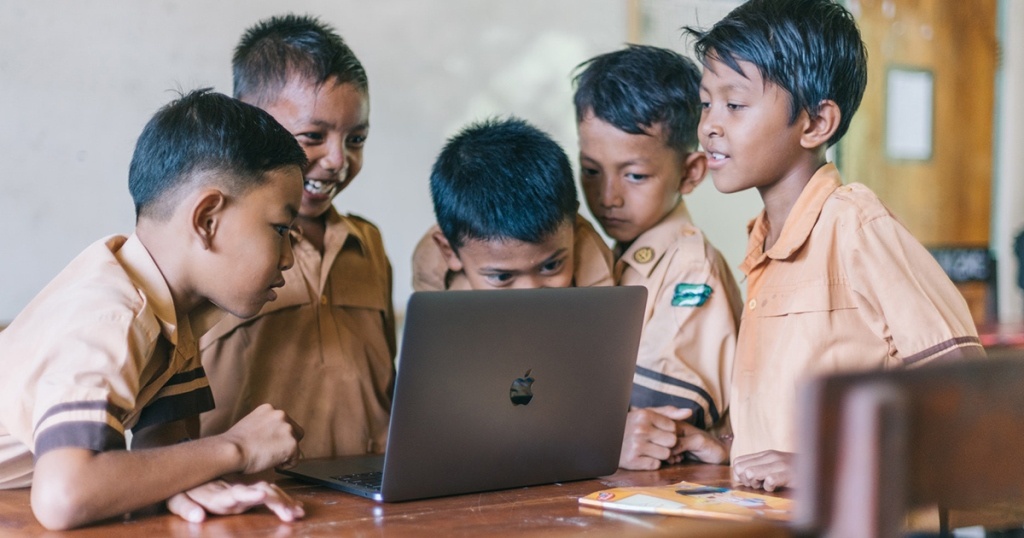 Membuka Gerbang Masa Depan: Edukasi AI untuk Pelajar Indonesia